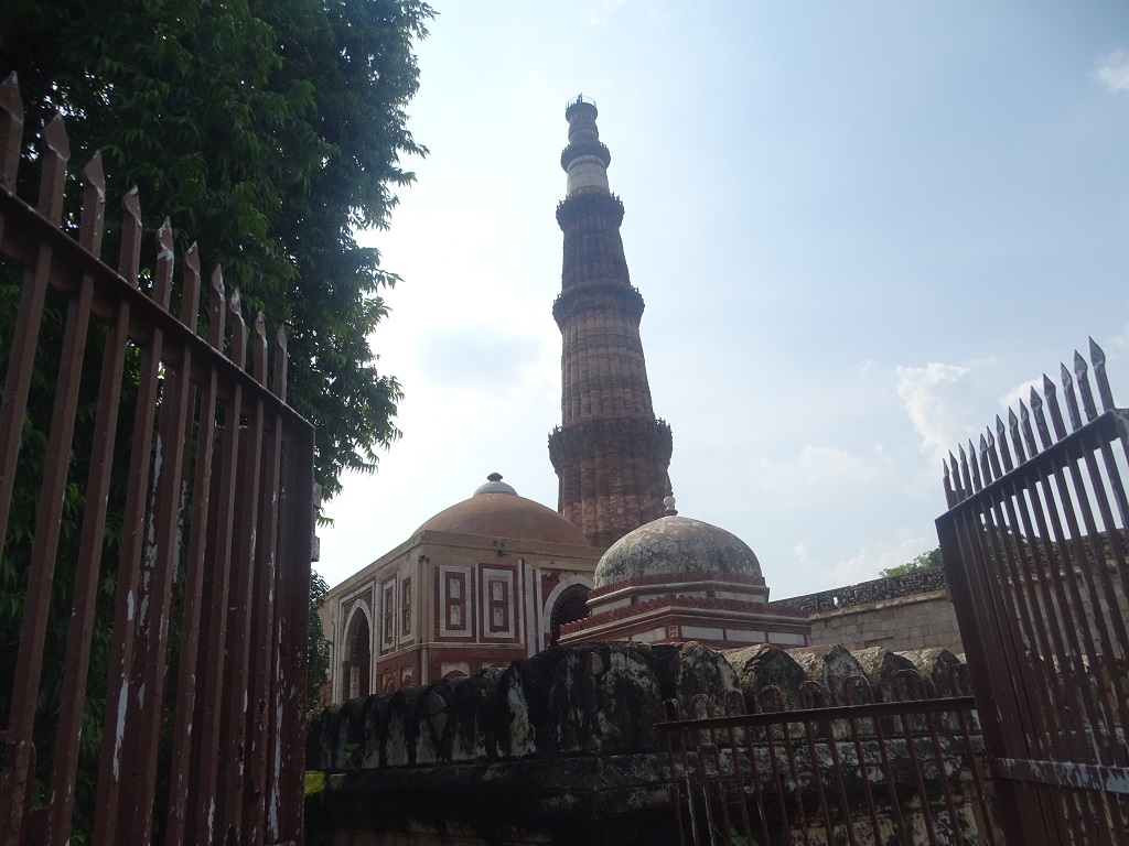Close View of Tomb of Imam Zamin and Qutb Minar (Delhi, India)
